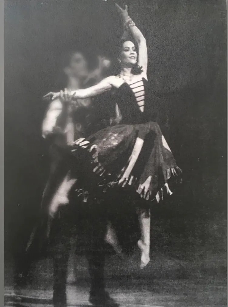 Christina-Maria Mittelmaier dancing with a partner in Don Quixote